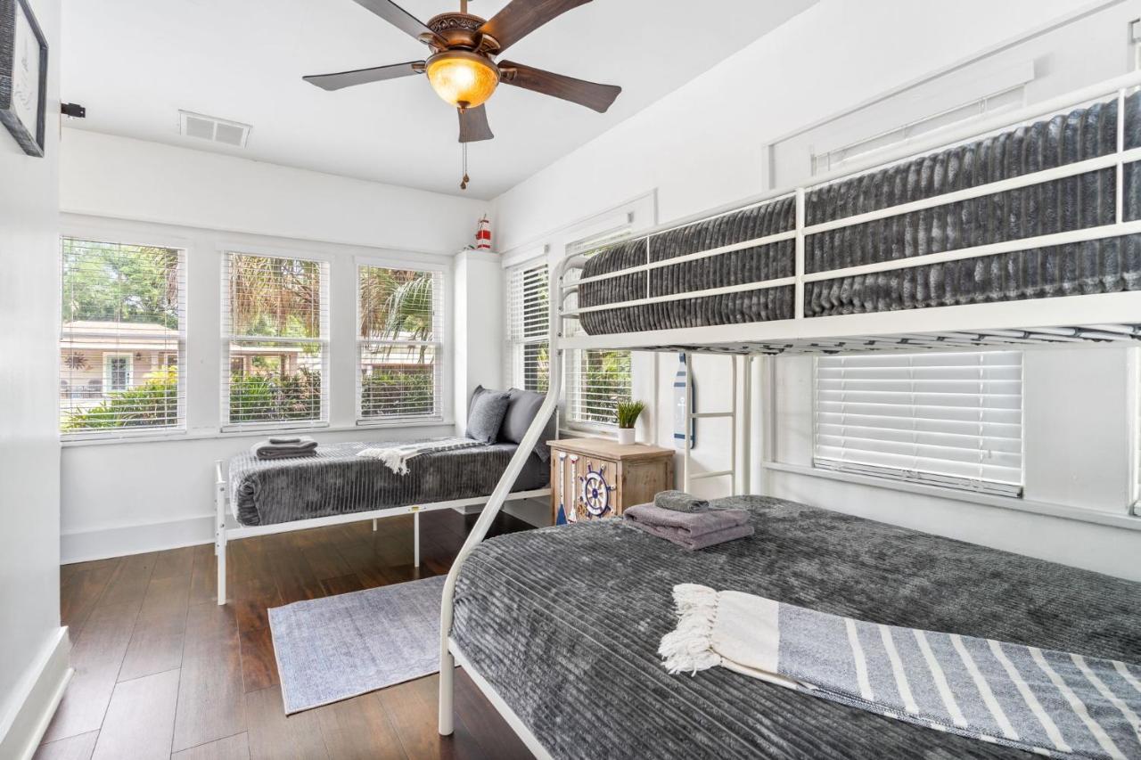 Four Different Options At One Great Location-- 1 - Spacious 3 Bed 2 Bath House Or 2- 2Nd Floor 2 Bed 1 Bath Guesthouse Or 3- 1St Floor Studio Or 3- A Tiny Home Rv 탬파 외부 사진
