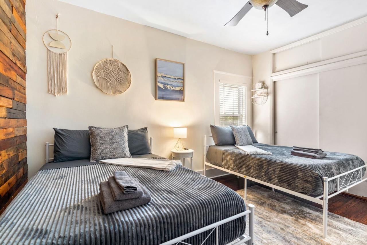 Four Different Options At One Great Location-- 1 - Spacious 3 Bed 2 Bath House Or 2- 2Nd Floor 2 Bed 1 Bath Guesthouse Or 3- 1St Floor Studio Or 3- A Tiny Home Rv 탬파 외부 사진