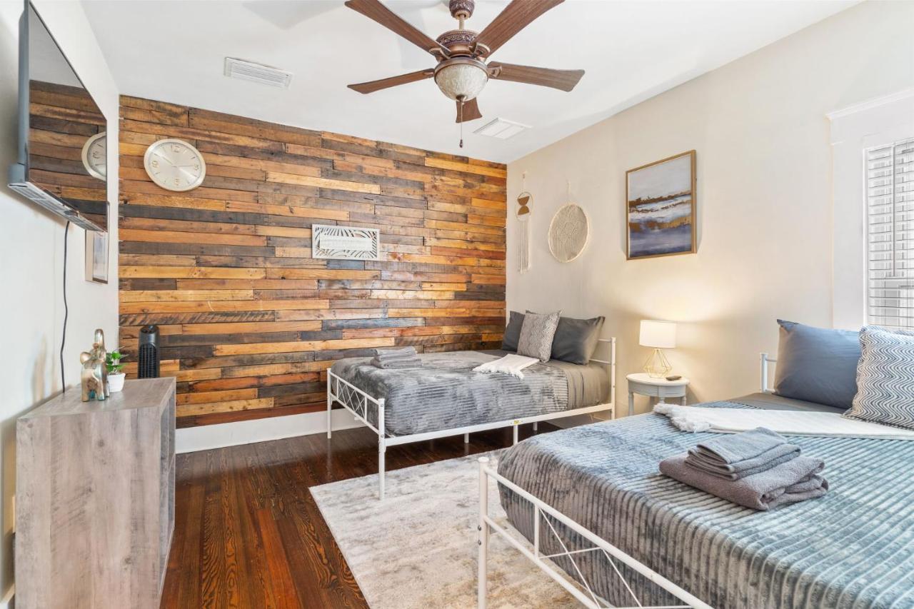 Four Different Options At One Great Location-- 1 - Spacious 3 Bed 2 Bath House Or 2- 2Nd Floor 2 Bed 1 Bath Guesthouse Or 3- 1St Floor Studio Or 3- A Tiny Home Rv 탬파 외부 사진