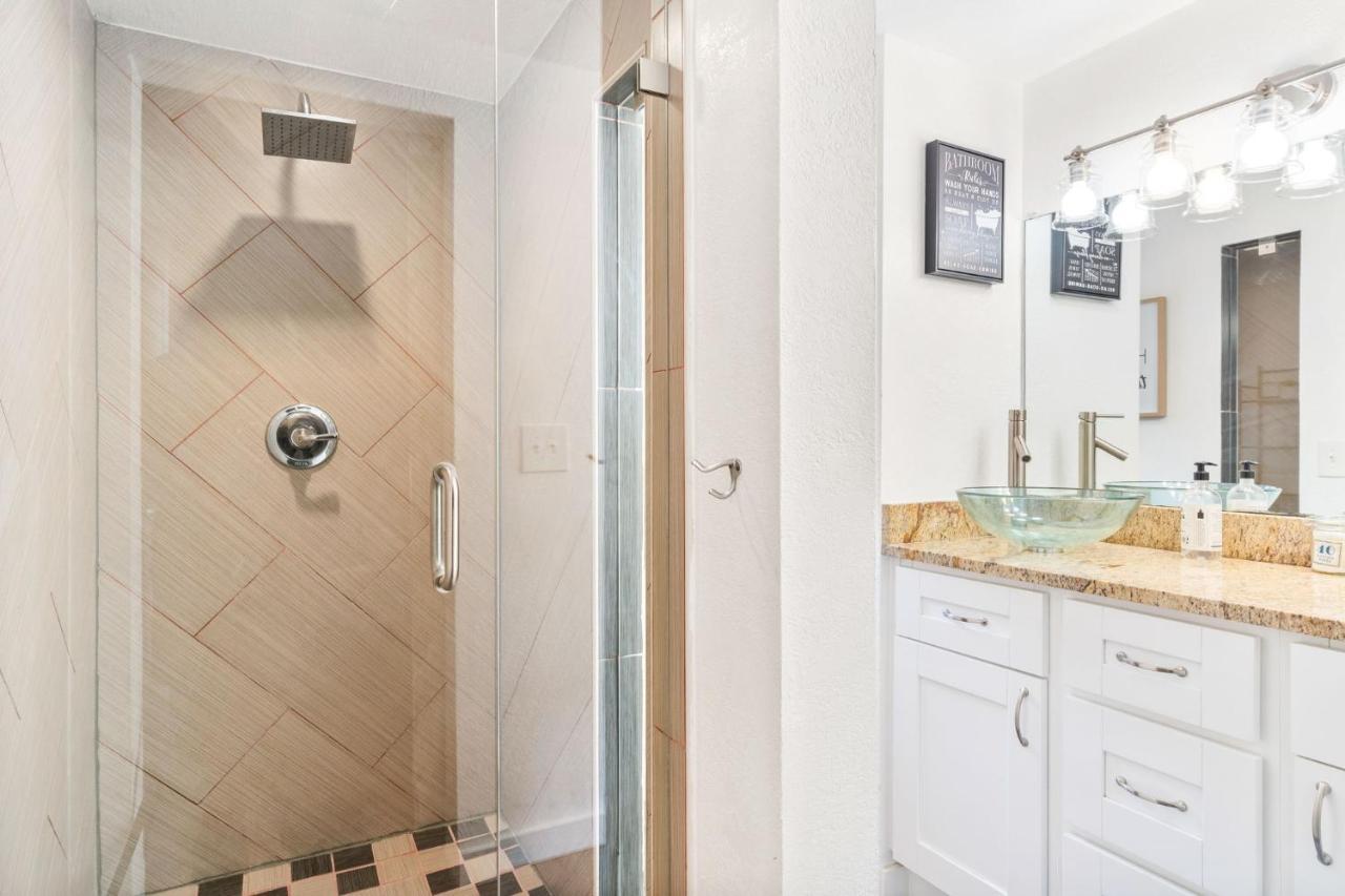 Four Different Options At One Great Location-- 1 - Spacious 3 Bed 2 Bath House Or 2- 2Nd Floor 2 Bed 1 Bath Guesthouse Or 3- 1St Floor Studio Or 3- A Tiny Home Rv 탬파 외부 사진