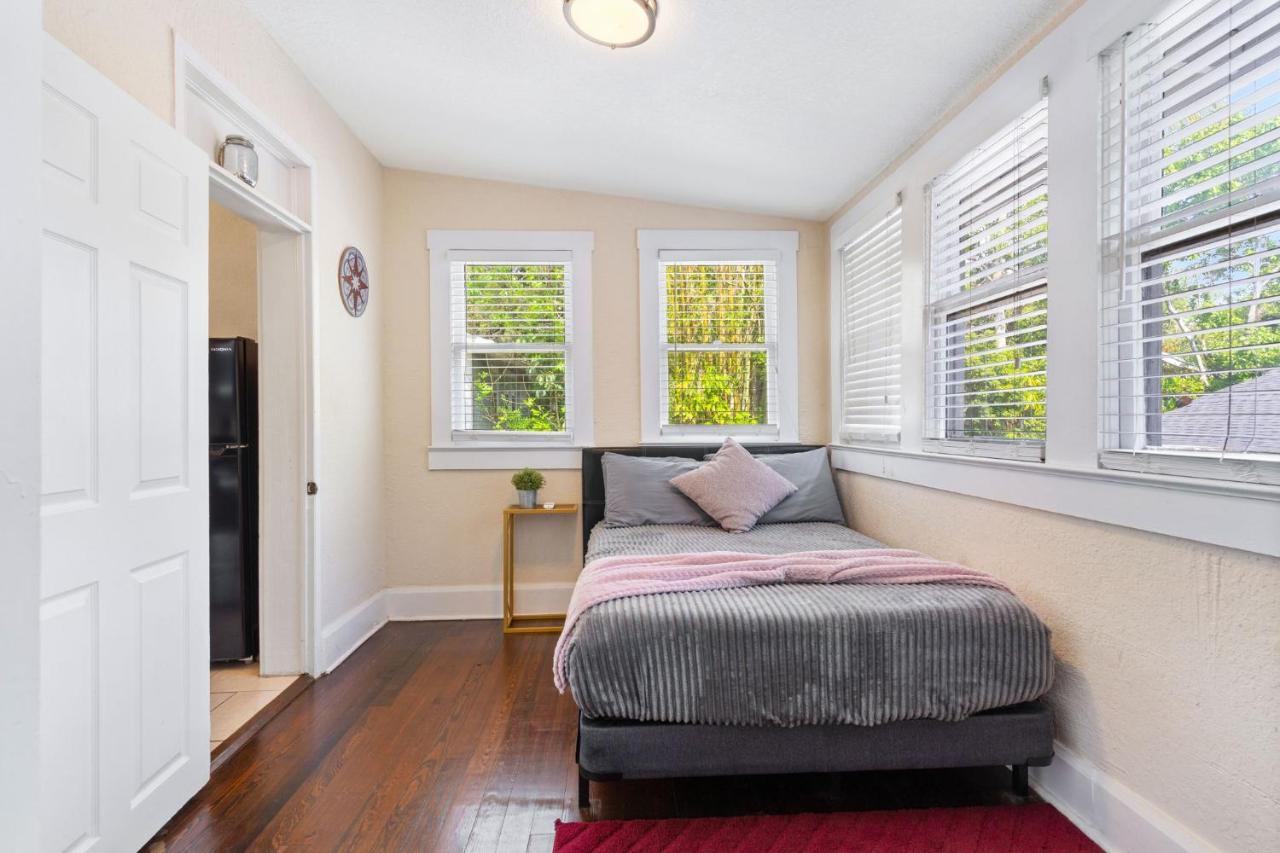 Four Different Options At One Great Location-- 1 - Spacious 3 Bed 2 Bath House Or 2- 2Nd Floor 2 Bed 1 Bath Guesthouse Or 3- 1St Floor Studio Or 3- A Tiny Home Rv 탬파 외부 사진