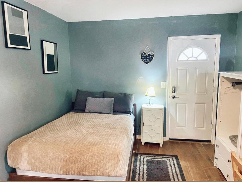 Four Different Options At One Great Location-- 1 - Spacious 3 Bed 2 Bath House Or 2- 2Nd Floor 2 Bed 1 Bath Guesthouse Or 3- 1St Floor Studio Or 3- A Tiny Home Rv 탬파 외부 사진